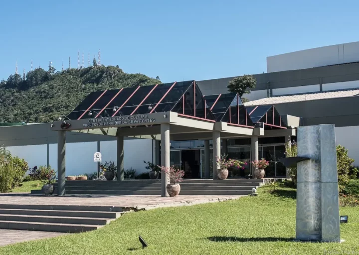 Foto que ilutra matéria sobre o Centro Integrado de Cultura de Florianópolis mostra a entrada do espaço em um dia de céu azul