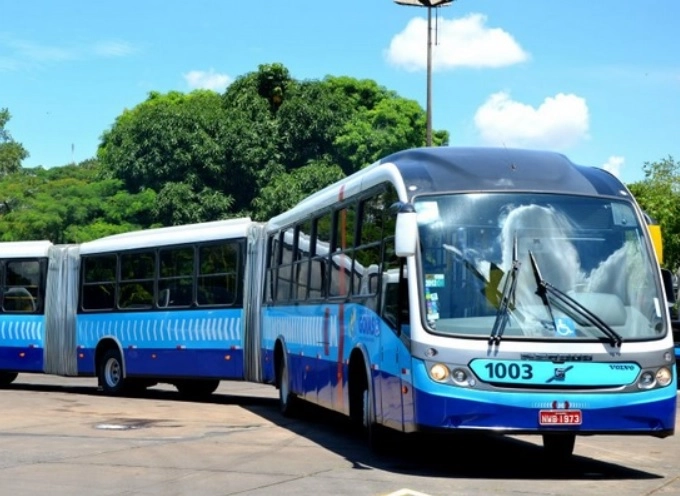 Foto que ilustra matéria sobre o Eixo Anhanguera mostra um dos ônibus articulados do BRT de Goiânia