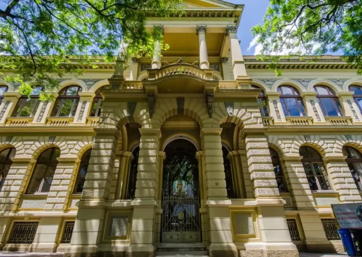 Foto que ilustra matéria sobre faculdades em Porto Alegre mostra a fachada da faculdade de Direito da UFRGS