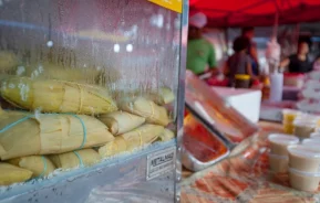 Comidas vendidas na Feira da Lua, em Goiânia.