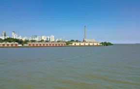 Foto que ilustra matéria sobre o Lago Guaíba mostra uma parte da cidade de Porto Alegre vista de dentro das águas do lago.