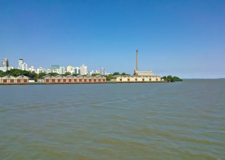 Foto que ilustra matéria sobre o Lago Guaíba mostra uma parte da cidade de Porto Alegre vista de dentro das águas do lago.