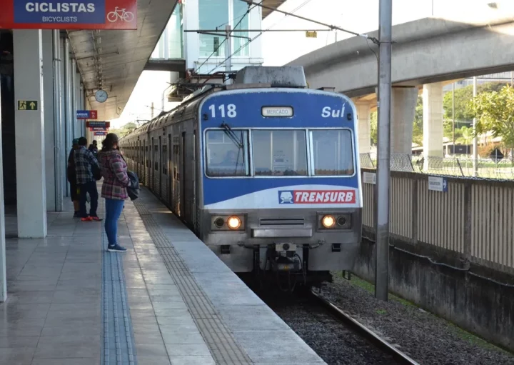 Foto que iluistra m atéria sobre o metrô de Porto Alegre mostra um dos trens de suas linhas em uma estação (Crédito: Bianca Nunes/Trensurb)