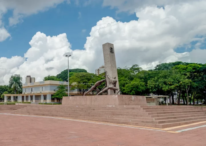 Foto mostra o Monumento às Três Raças, localizado na Praça Cívica, em Goiânia (Crédito: Leandro Moura | MTur)