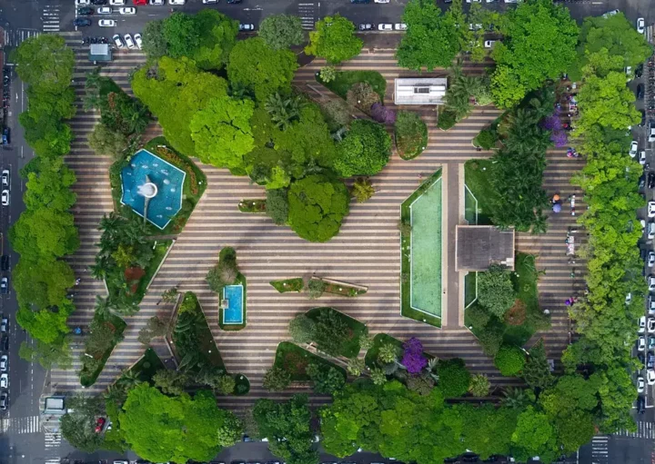 Foto mostra a Praça Tubal Vilela vista do alto