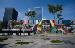 Foto que ilustra matéria sobre a Zona Portuária do Rio de Janeiro mostra o Mural Etnias, do artista Eduardo Kobra (Crédito: Bruna Prado | MTur)