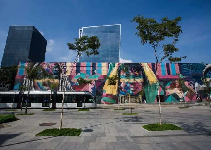 Foto que ilustra matéria sobre a Zona Portuária do Rio de Janeiro mostra o Mural Etnias, do artista Eduardo Kobra (Crédito: Bruna Prado | MTur)