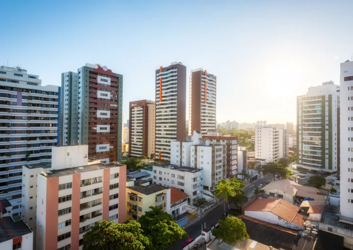 Imagem da cidade de Salvador com vários prédios residenciais à vista para ilustrar matéria sobre apartamento padrão