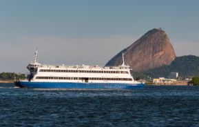 Barca no Rio de Janeiro navegando pela Baía de Guanabara.