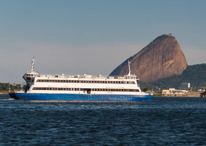 Barca no Rio de Janeiro navegando pela Baía de Guanabara.