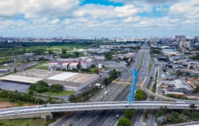 Vida Dutra, na cidade de Guarulhos, que faz parte da região metropolitana de São Paulo.