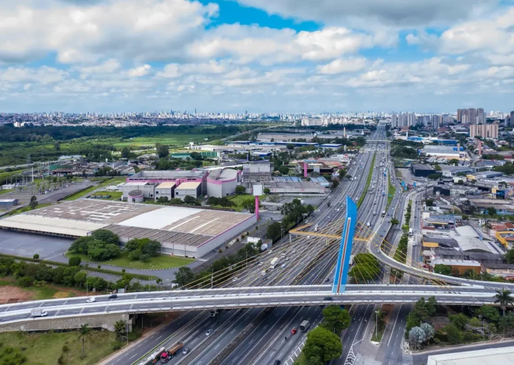 Vida Dutra, na cidade de Guarulhos, que faz parte da região metropolitana de São Paulo.