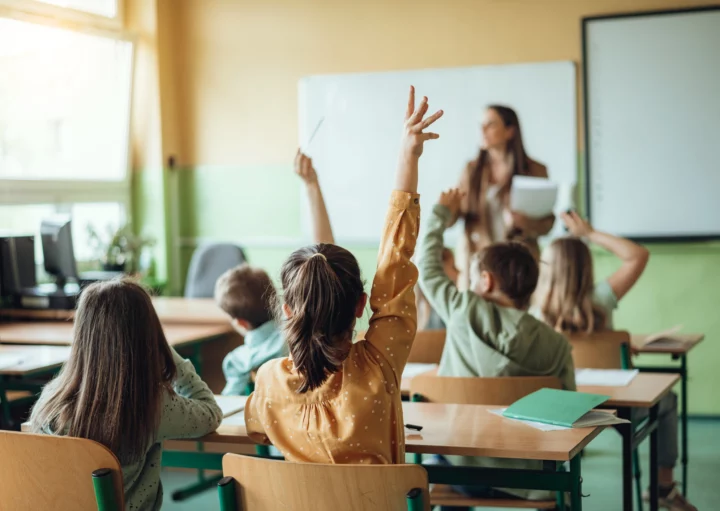 Imagem de alunos levantando as mãos em uma sala de aula para ilustrar matéria sobre as escolas particulares em Carapicuíba, em São Paulo