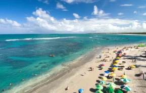 Imagem aérea de uma praia em Recife durante o dia para ilustrar a matéria sobre o que fazer em Jaboatão dos Guararapes