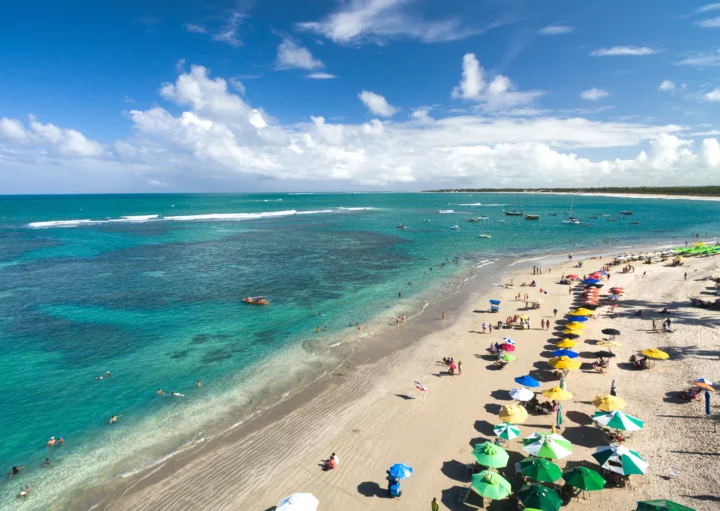 Imagem aérea de uma praia em Recife durante o dia para ilustrar a matéria sobre o que fazer em Jaboatão dos Guararapes