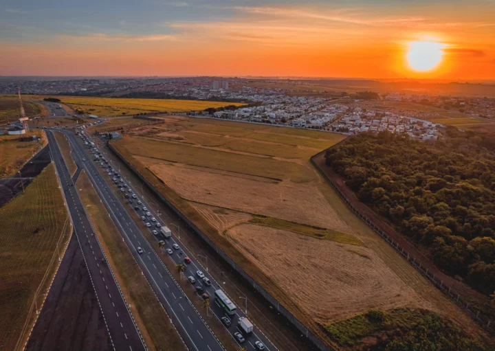 Imagem aérea do pôr do sol em Paulínia, no interior de São Paulo, para ilustrar matéria sobre o que fazer em Paulínia