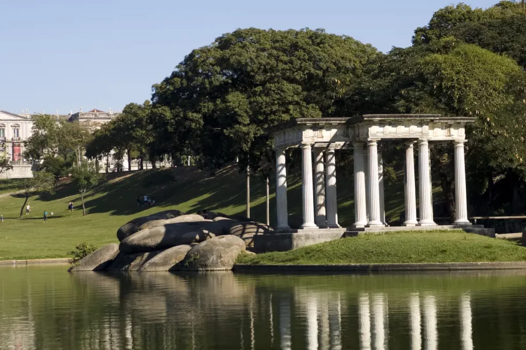 Ilha artificial em um lago na Quinta da Boa Vista, com um templo de Apolo.