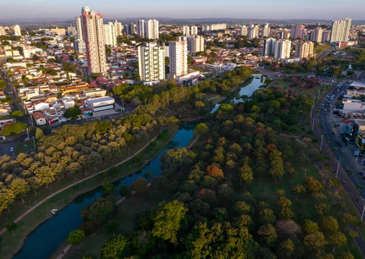 Imagem aérea de parte do Parque Ecológico Indaiatuba e das casas e apartamentos ao seu redor para ilustrar matéria sobre as vantagens e desvantagens de morar em Indaiatuba