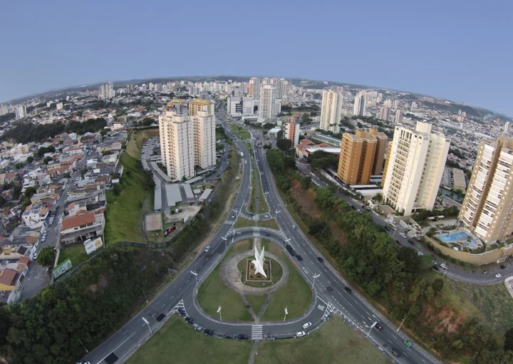 Imagem da vista aérea da cidade de Jundiaí com vias e prédios para ilustrar matéria sobre as vantagens e desvantagens de morar em Jundiaí, no interior de São Paulo
