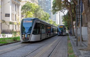 Dois VLT's passando pelo centro do Rio de Janeiro.