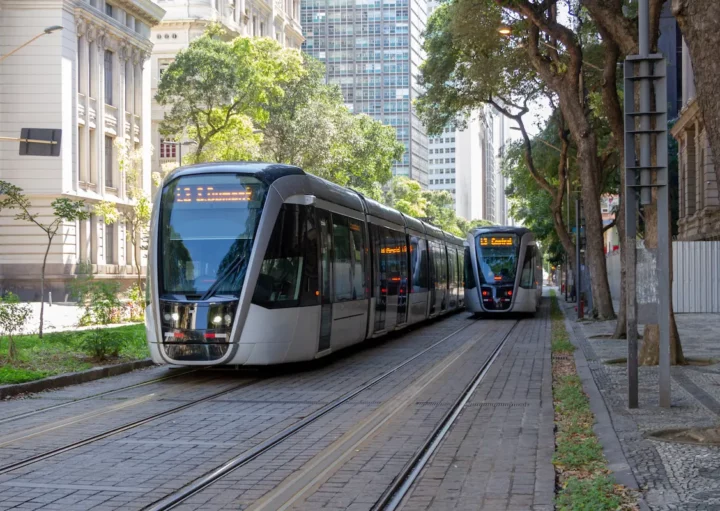 Dois VLT's passando pelo centro do Rio de Janeiro.