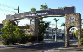 Foto que ilustra matéria sobre os bairros de Belford Roxo mostra o pórtico de entrada da cidade