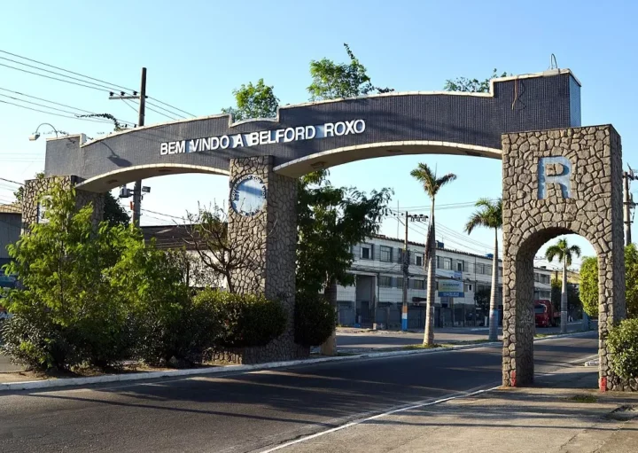 Foto que ilustra matéria sobre os bairros de Belford Roxo mostra o pórtico de entrada da cidade