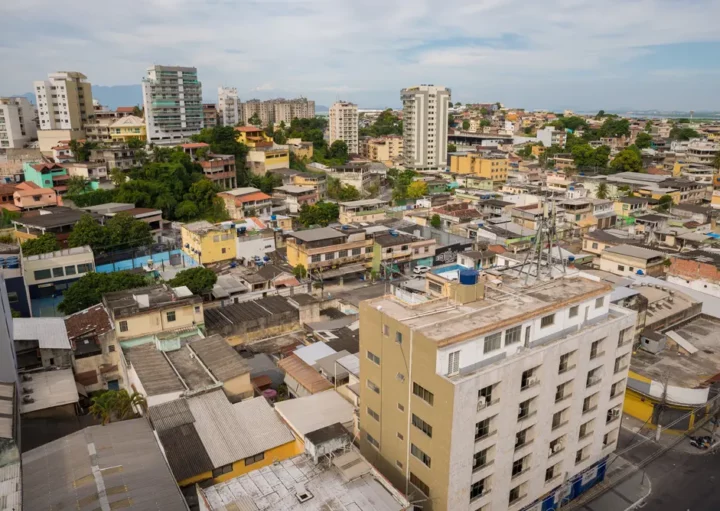 Foto que ilustra matéria sobre bairros de Duque de Caxias mostra a cidade vista do alto