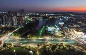 Foto que ilustra matéria sobre bairros de Indaiatuba mostra uma panorâmica da cidade à noite vista do alto