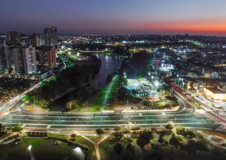 Foto que ilustra matéria sobre bairros de Indaiatuba mostra uma panorâmica da cidade à noite vista do alto