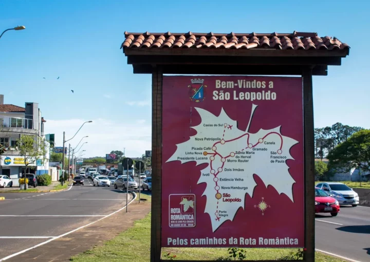 Foto que ilustra matéria sobre bairros de São Leopoldo, no Rio Grande do Sul, mostra o marco zero da cidade, com uma placa de boas-vindas (Foto: Prefeitura de São Leopoldo)