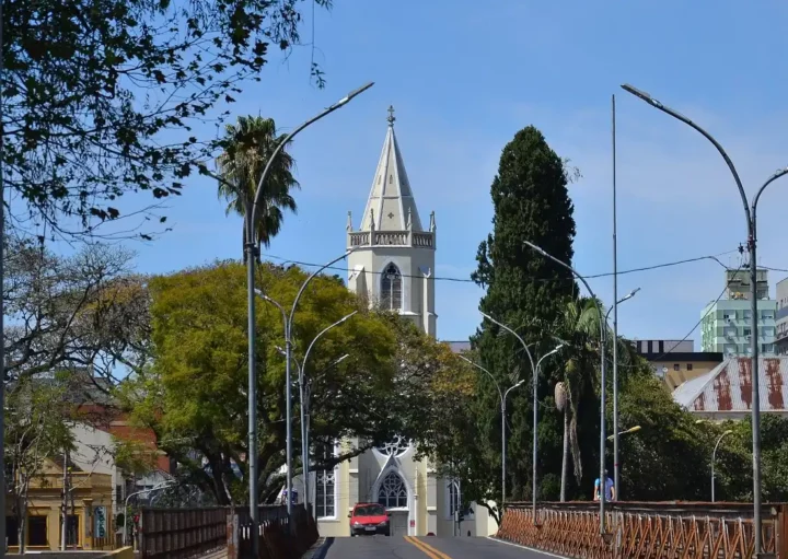 Foto que ilustra matéria sobre o que fazer em São Leopoldo, no Rio Grande do Sul, mostra a Ponte 25 de Julho com a Igreja da Matriz da cidade ao fundo (Crédito: Kelly da Silva KS | Via WikiCommons)