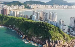 Foto que ilustra matéria sobre o que fazer no Guarujá mostra uma vista panorâmica da orla da cidade, com destaque para o Morro da Caixa D'Água (Foto: Rogério Casimiro | MTur)