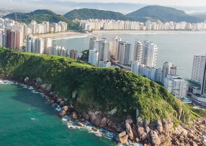 Foto que ilustra matéria sobre o que fazer no Guarujá mostra uma vista panorâmica da orla da cidade, com destaque para o Morro da Caixa D'Água (Foto: Rogério Casimiro | MTur)