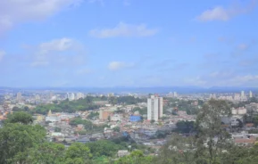 Foto que ilustra matéria sobre onde fica Poá, em São Paulo, mostra uma vista panorâmica da cidade