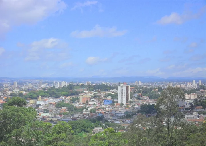 Foto que ilustra matéria sobre onde fica Poá, em São Paulo, mostra uma vista panorâmica da cidade