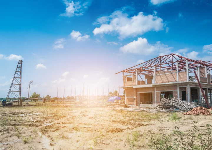 Imagem de uma construção de imóvel em um terreno vazio para ilustrar a matéria sobre financiamento de terreno