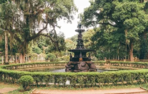 Fonte de água em um largo no Jardim Botânico do Rio de Janeiro.