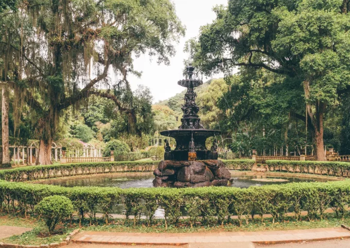 Fonte de água em um largo no Jardim Botânico do Rio de Janeiro.