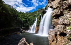 Imagem panorâmica da cachoeira Almécegas I, localizada na Chapada dos Veadeiros, no estado de Goiás, para ilustrar a matéria sobre o que fazer em Goiás