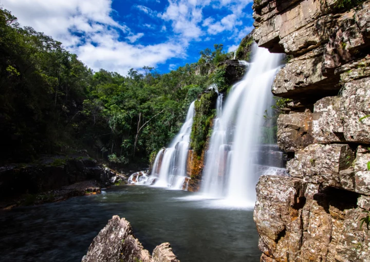 Imagem panorâmica da cachoeira Almécegas I, localizada na Chapada dos Veadeiros, no estado de Goiás, para ilustrar a matéria sobre o que fazer em Goiás