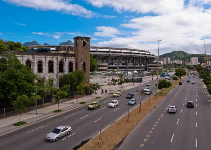 Maracanã, na Avenida Brasil, a mais importante da Zona Norte do Rio de Janeiro.