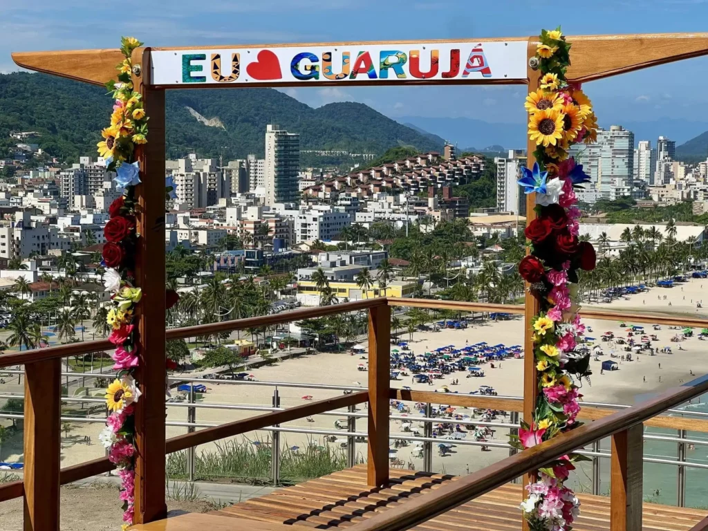 Imagem do Morro da Campina, no Guarujá, mostra deck com letreiro escrito “Eu amo Guarujá” para ilustrar matéria sobre passeios no Guarujá