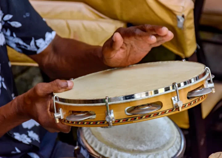 Um homem tocando pandeiro em uma roda de samba no Rio de Janeiro.