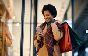 Uma mulher faz compras em um shopping em Recife.