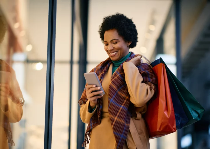 Uma mulher faz compras em um shopping em Recife.