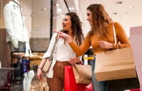 Duas mulheres fazem compras em um shopping de Porto Alegre.