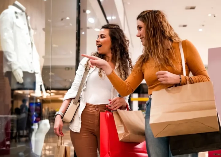 Duas mulheres fazem compras em um shopping de Porto Alegre.