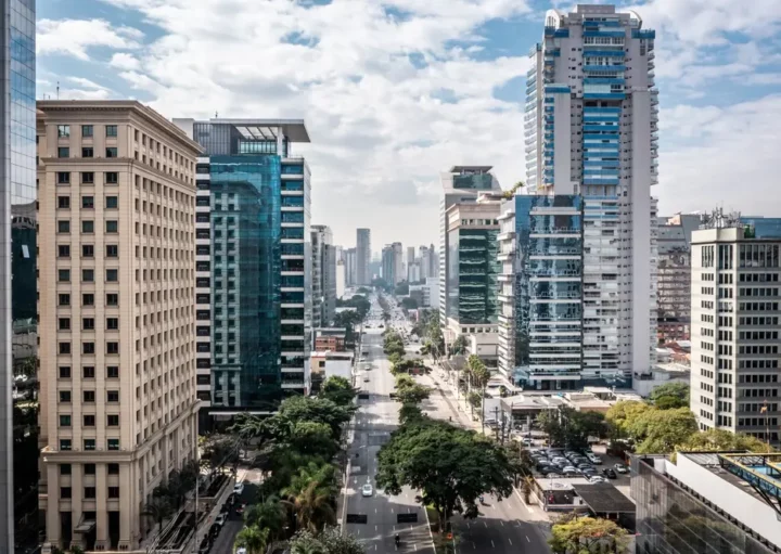 Foto que ilustra matéria sobre bairros nobres mostra uma visão do alto da Vila Olímpia, em São Paulo (Foto: Shutterstock)