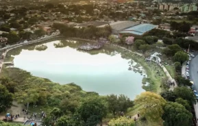 Foto que ilustra matéria sobre os melhores bairros de Alvorada, no Rio Grande do Sul, mostra uma vista do alto do Parque Municipal Lagoa do Cocão, uma das principais atrações da cidade (Foto: Renato Mayer | Reprodução do Facebook da Lagoa do Cocão)